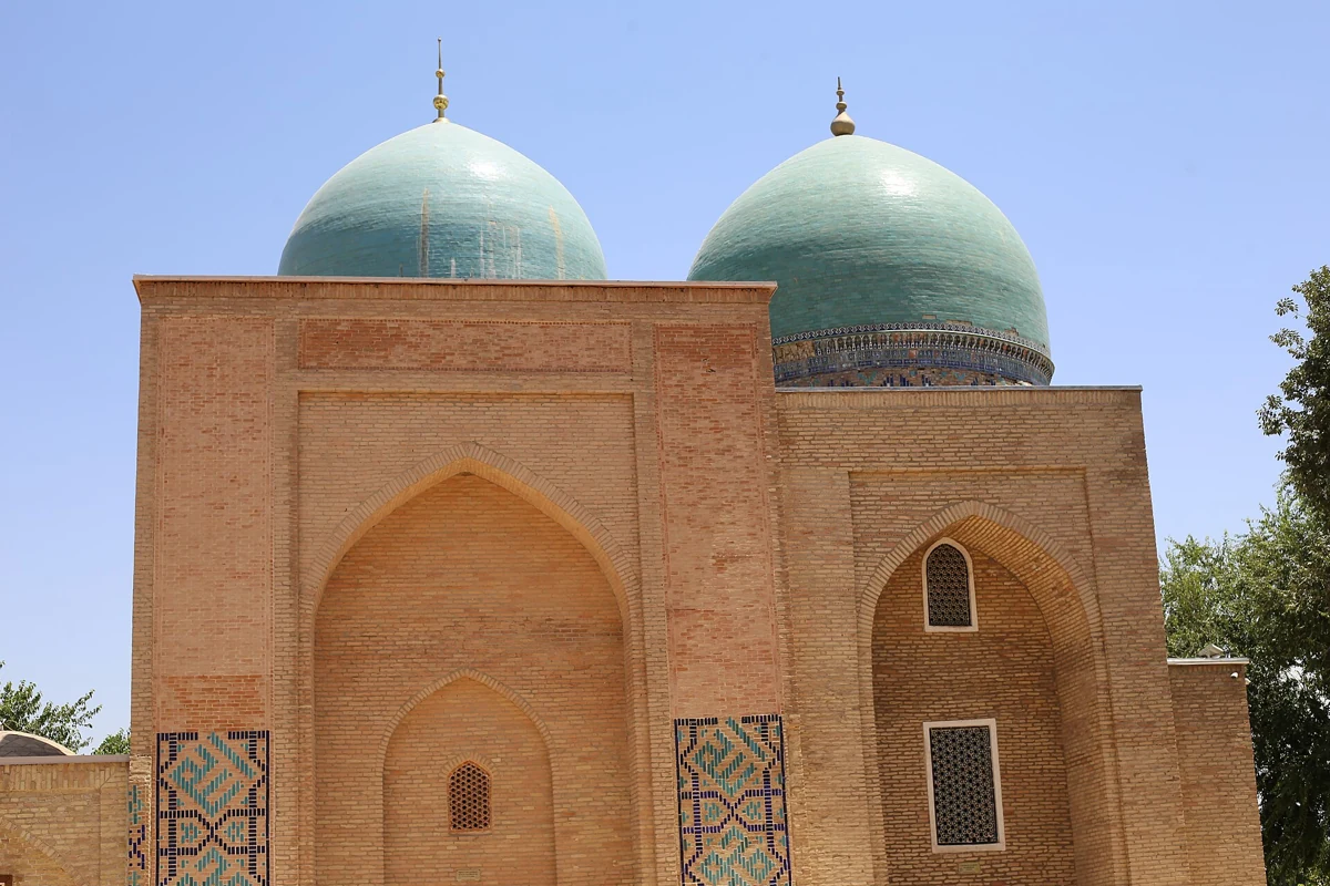 Shah-i-Zinda: twin domes